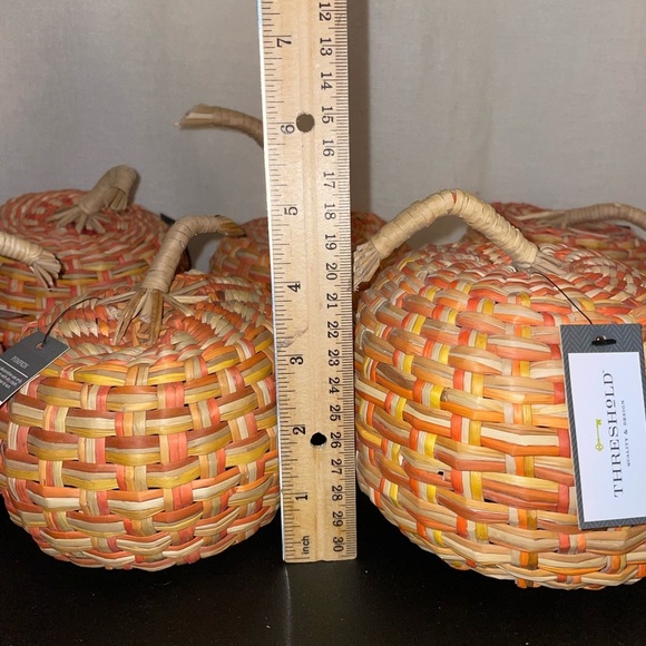 6 Threshold‎ Pumpkins - Picture 4 of 4